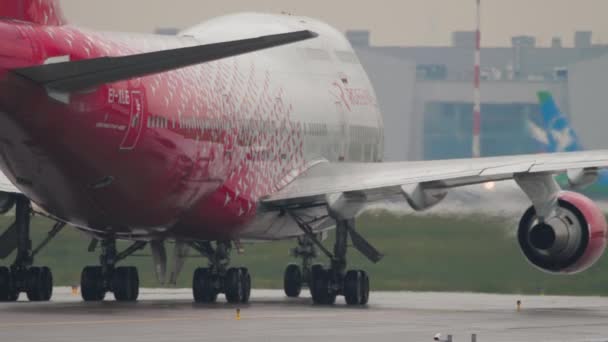 Boeing 747 Rossiya achteraanzicht — Stockvideo