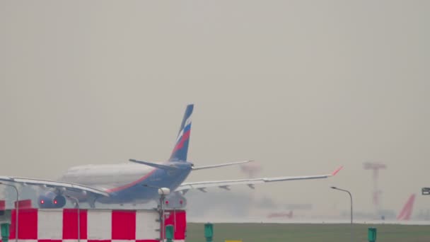 Літак з Аерофлоту вирушає під час дощу. — стокове відео