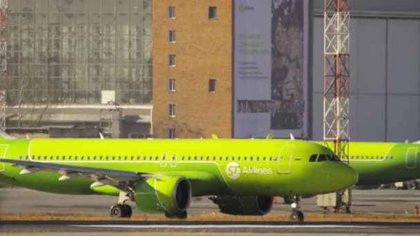 S7 Airlines na letišti — Stock video