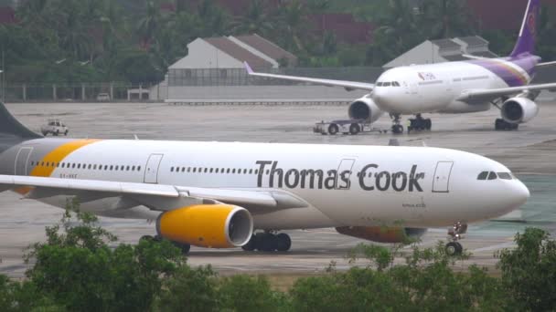 Airbus A330 Thomas Cook на взлетной полосе — стоковое видео