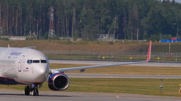 Aeroflot 'un Boeing 737' si takside. — Stok video