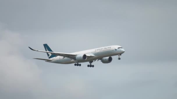 Cathay Pacific acercándose antes del aterrizaje — Vídeos de Stock