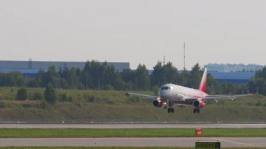 Rossiya uçağı iniş ve frenleme