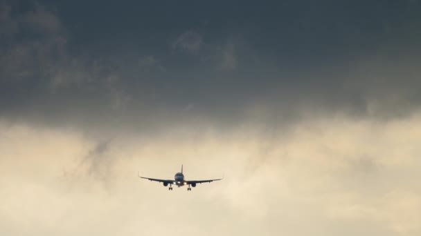 El avión vuela en el cielo tormentoso — Vídeo de stock