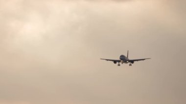 Gün batımında uçak uçuşu