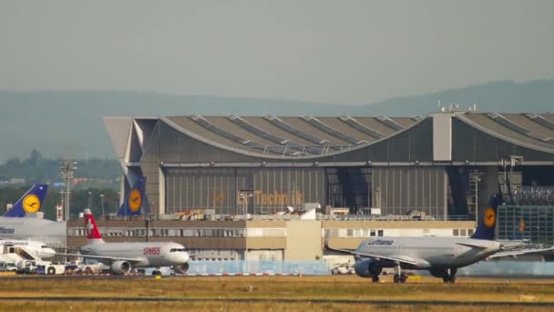 Lufthansa uçağı kalkıyor. — Stok video