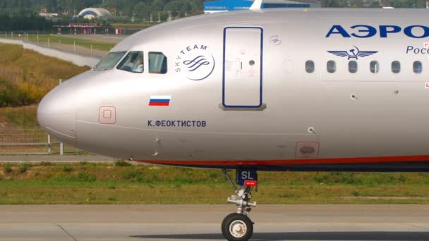 Aeroflot-Taxis auf dem Rollfeld — Stockvideo