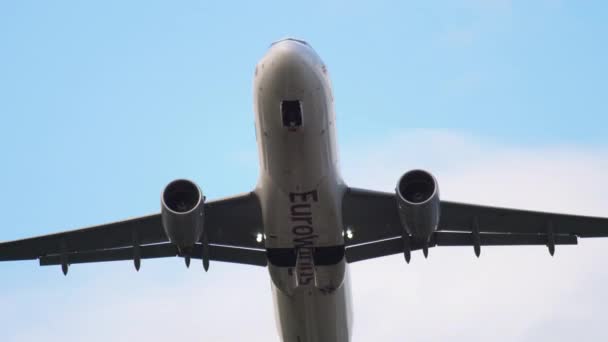 Vliegtuig Eurowings vliegt boven ons — Stockvideo