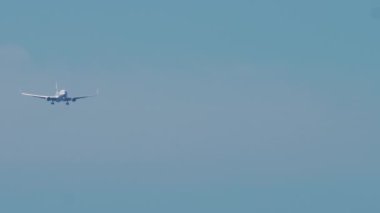 Düşük ihtimal, uçak uçuyor.