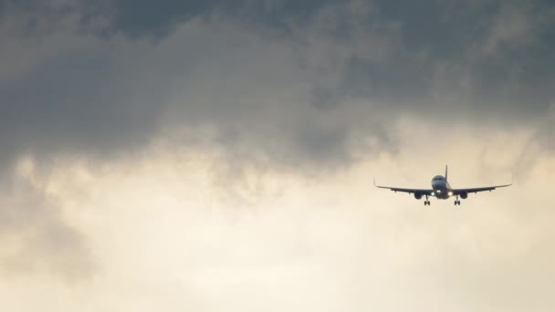 Гражданский самолет против бушующего неба — стоковое видео