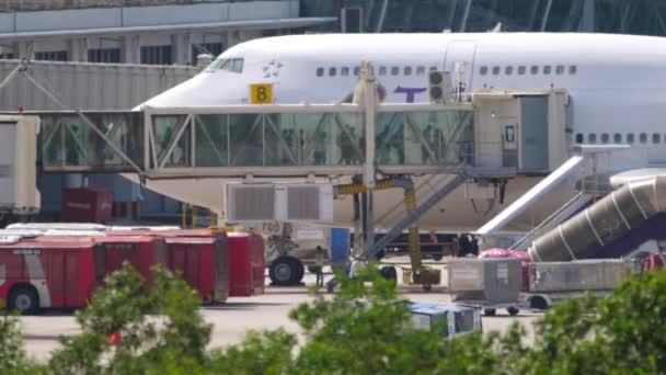 Ombordstigning av passagerare på en Boeing 747 — Stockvideo