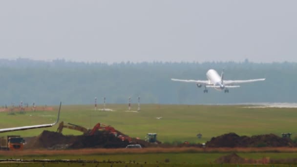 Flugverkehr am Flughafen — Stockvideo