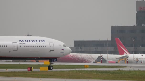 Boeing Aeroflot rullante da sinistra a destra — Video Stock