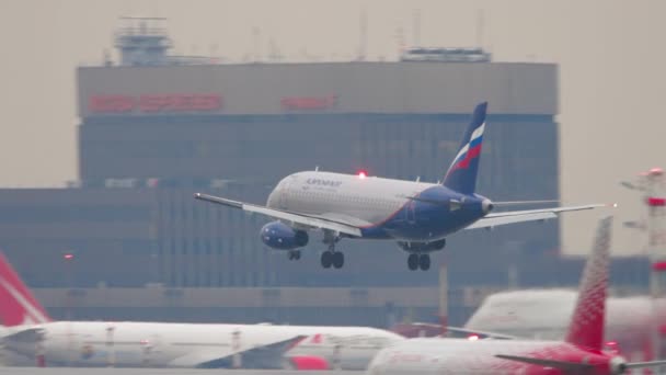 Sukhoi Superjet Aeroflot atterrissage — Video