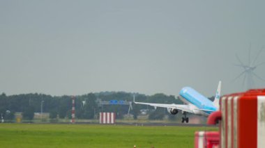 Boeing 777 KLM havalanıyor.