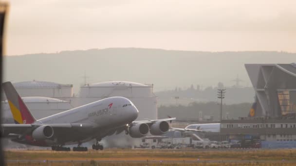 Az Asiana Airlines lassan felszáll. — Stock videók