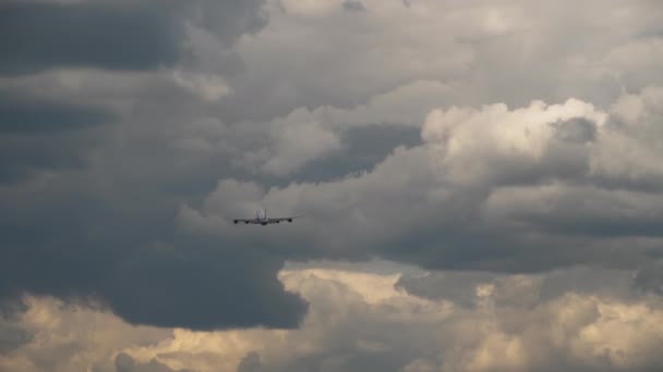 飞机起飞了，暴风雨的天空 — 图库视频影像