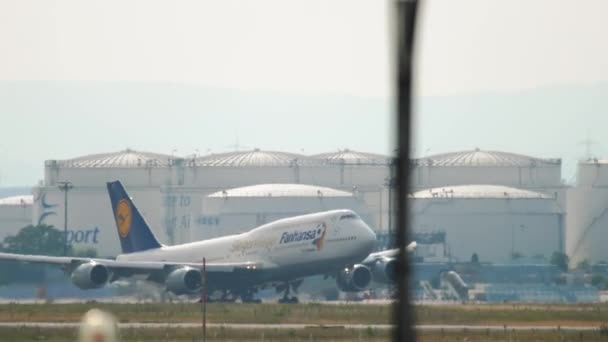 Boeing 747 Lufthansa взлетает — стоковое видео