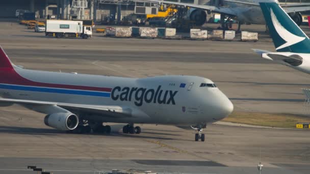 CargoLux Boeing havaalanında. — Stok video