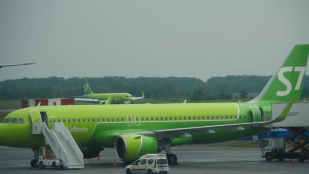 Airbus A320 S7 Airlines aterrizaje — Vídeo de stock