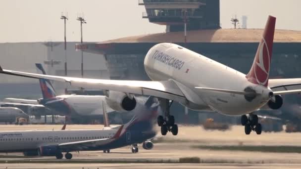Turkiska Cargo landning, bakåtsikt — Stockvideo