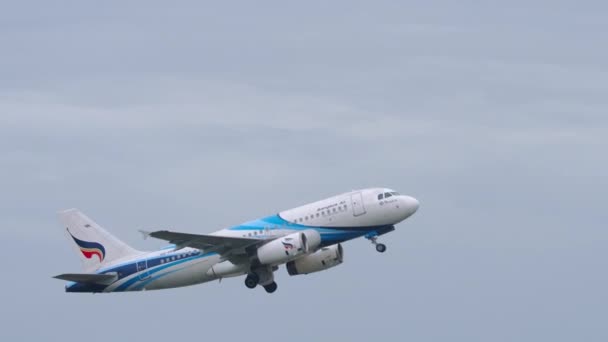 曼谷航空公司的飞机爬升 — 图库视频影像