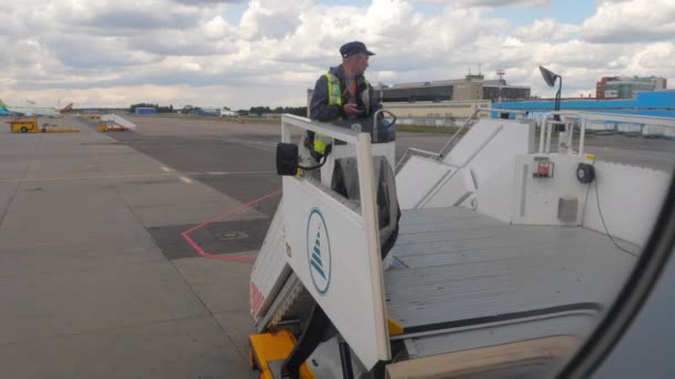 Airplane ladder preparing for departure — Stock Video