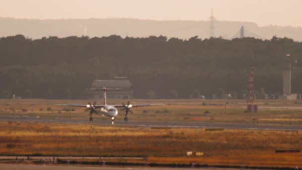 Aeronaves turboélice no aeródromo — Vídeo de Stock