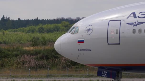 Boeing Aeroflot taxi 's na aanlanding — Stockvideo