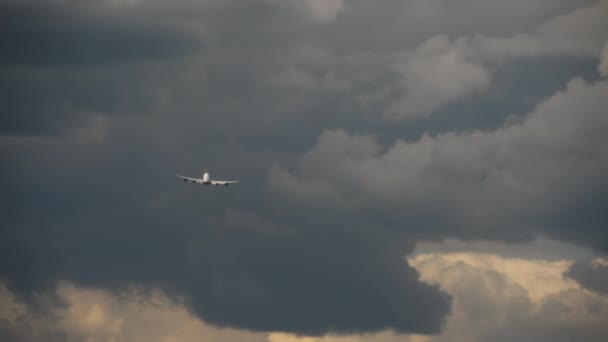 Vliegtuig vliegt weg in een onweersbui — Stockvideo