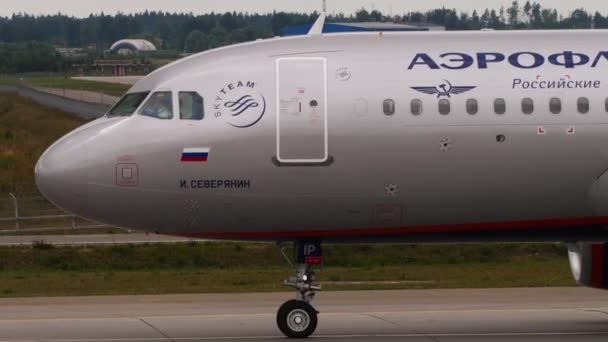 Rollendes Aeroflot-Flugzeug aus nächster Nähe — Stockvideo