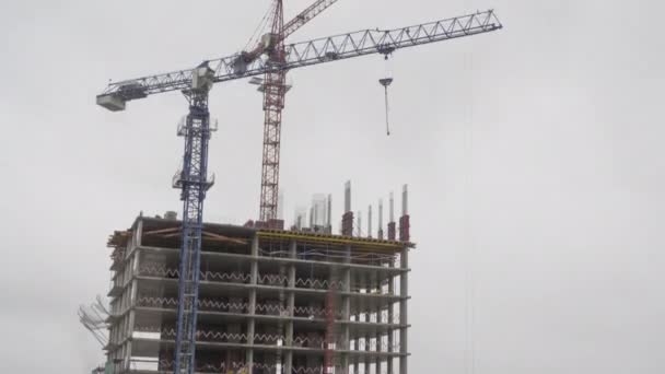 Construcción de edificios en clima nevado — Vídeo de stock