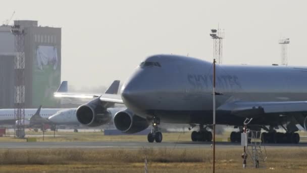 Boeing 747 Sky Gates pistte. — Stok video