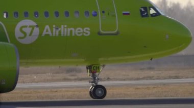 Asfalt üzerinde S7 Havayolları