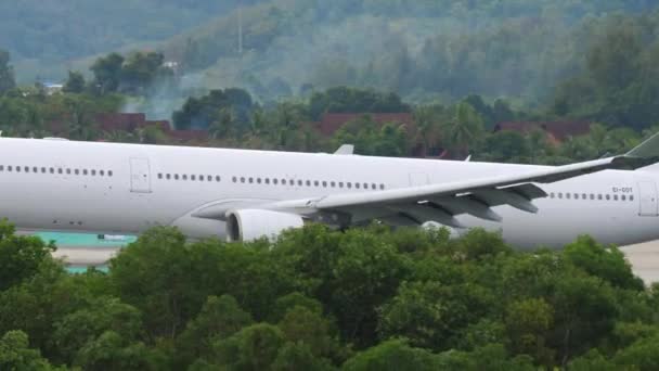 Passagierflugzeug landet in Phuket — Stockvideo