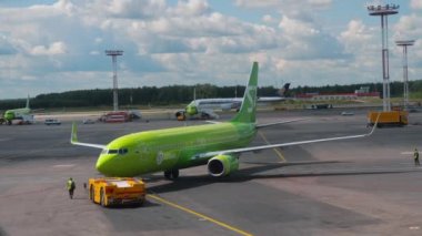 Tug, S7 Airlines 'ın uçağını çekiyor.