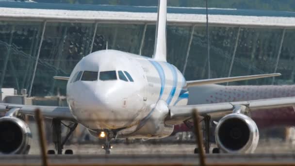 Самолет у терминала, вид спереди — стоковое видео