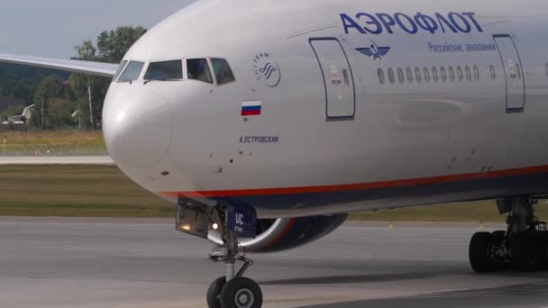 Boeing 777 Aeroflot taxiën — Stockvideo