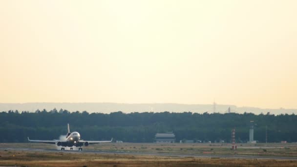 Aviones aterrizando, cámara lenta — Vídeo de stock