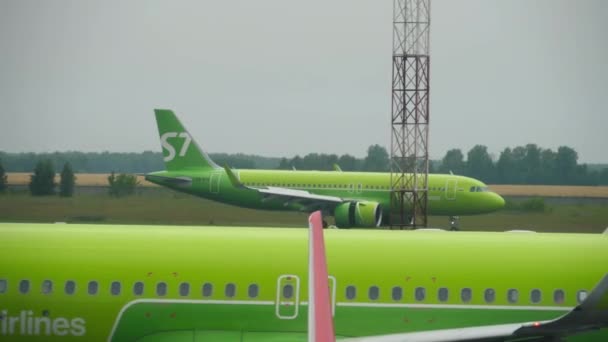 Airbus A320 S7 Airlines brzdění — Stock video