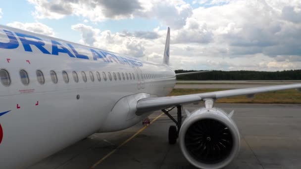 Ural Airlines, îmbarcare pasageri — Videoclip de stoc