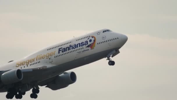 Boeing 747 Lufthansa climb — Stockvideo