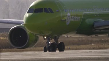 Yakın çekim, uçak pistte.