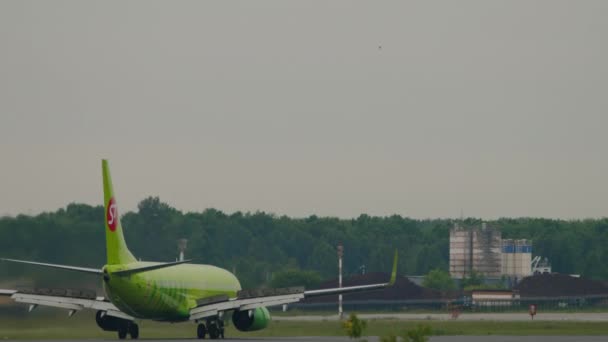 Lądowanie samolotu odrzutowego S7 Airlines — Wideo stockowe
