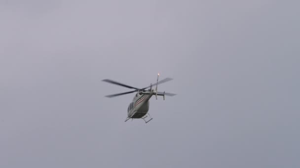 Helikopter flyger, underifrån — Stockvideo
