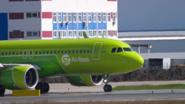 Letadlo společnosti S7 Airlines — Stock video