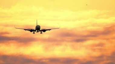 Ateşli günbatımı gökyüzü ve uçak