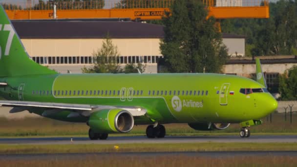 Repülőgép S7 Airlines gurulás — Stock videók