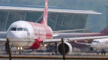 Phuket Havaalanı 'nda uçak trafiği