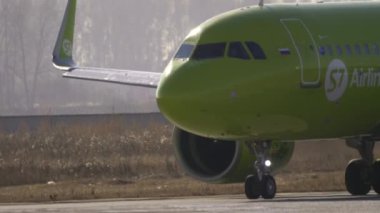 S7 Havayolları pistte.